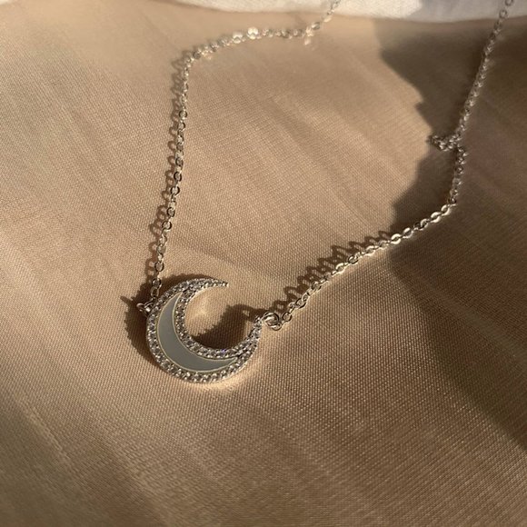 #NEW 925 Sterling Silver Diamond Halo Shell Crescent Moon Necklace - Picture 2 of 10